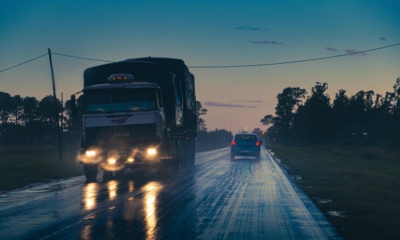 Jak prawidłowo załadować palety na naczepę?